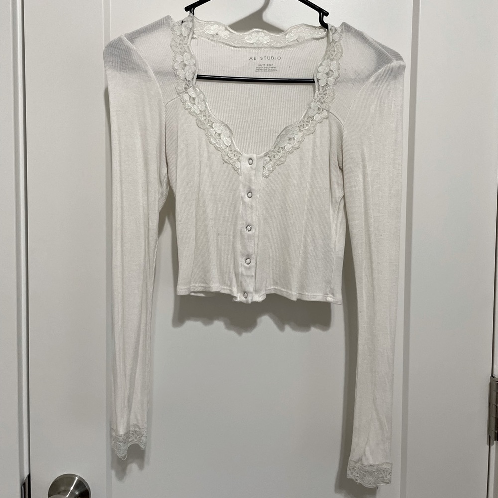 AE Long sleeve cropped lace shirt